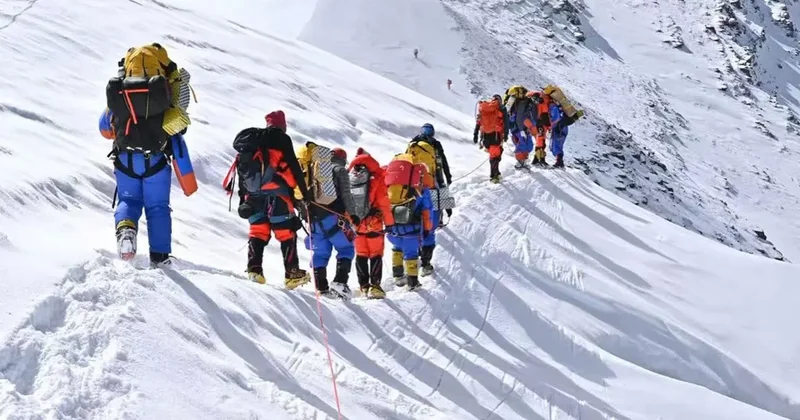 Everest e çıkan dağcılara karbonat vererek milyonluk dolandırıcılık ağı kurdular