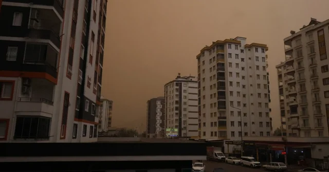 Kozan da çöl tozu etkili oldu, sağanakla birlikte çamur yağdı Adana Haberleri