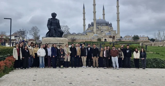 Edirne de genç mimar adayları Mimar Sinan ın izinde Mimar Sinan, vefatının 438 inci yılında Trakya Üniversitesi Mimarlık Fakültesi öğrencileri tarafından düzenlenen etkinlikle anıldı Edirne Haberleri