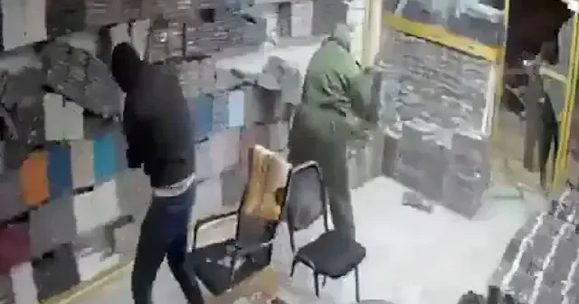 İsrailli gruptan Filistinli esnafa baskın: Dükkanının talan edilmesini çaresizce izledi VİDEO İZLE
