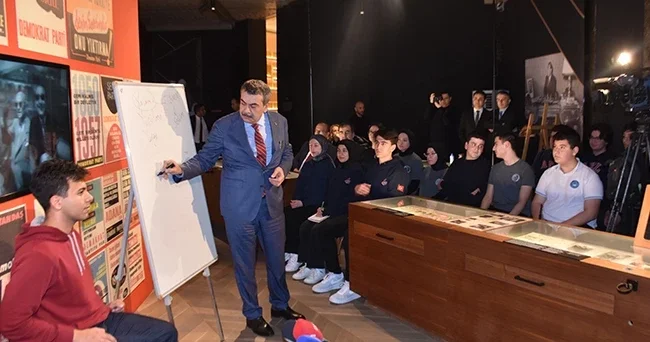 Bakan Tekin, lise öğrencilerine ‘Demokrasi ve İnsan’ dersi verdi