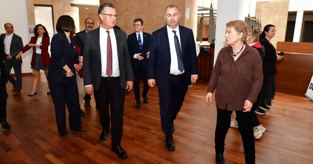 Hem ablasını hem umut sergisini yalnız bırakmadı İzmir Haberleri