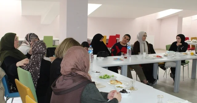 Bayburt ta annelere otizmli çocukların ergenlik süreci anlatıldı Bayburt Haberleri