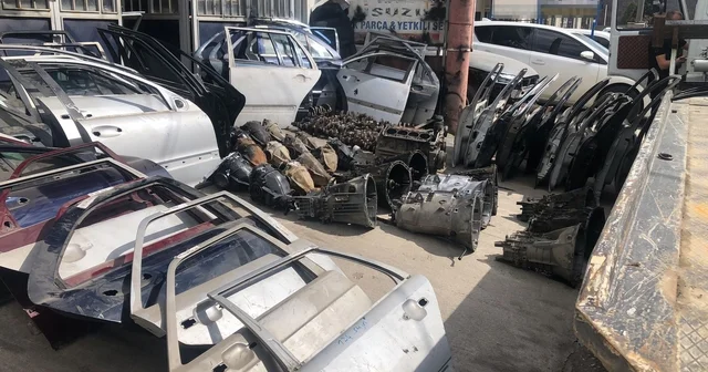 Kaçak oto parçasıyla 2 milyonluk haksız kazanç hedefleniyordu, polis dur dedi İş yerini kaçak parça deposuna çeviren şahıs gözaltına alındı Sakarya Haberleri