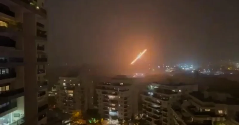 İran füzesinin Petah Tikva kentindeki sanayi bölgesine isabetiyle bazı yapılarda hasar oluştu