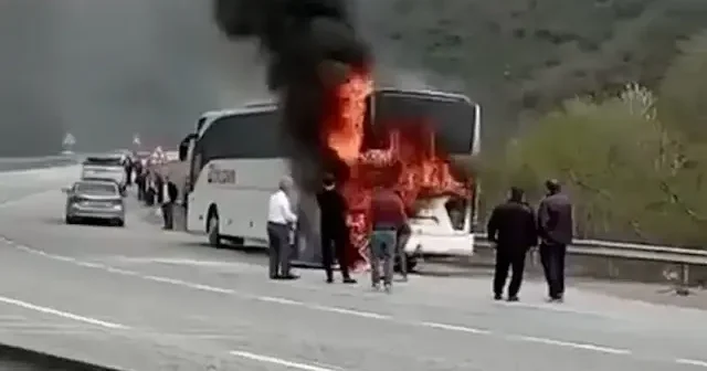 Yalova da seyir halindeki yolcu otobüsü yandı VİDEO İZLE