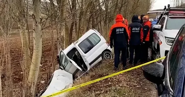 Sivas ta şarampole düşen hafif ticari araçtaki aynı aileden 3 kişi öldü VİDEO İZLE