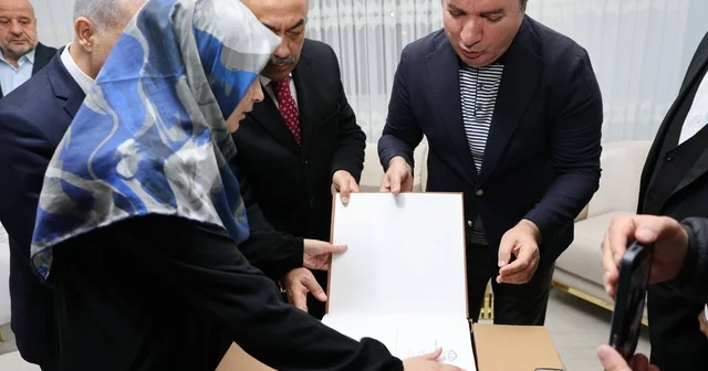 Görme engelli hafıza Vali Aydoğdu dan Braille alfabesiyle yazılmış Kur an hediye Erzincan Haberleri