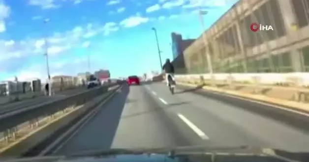 Pendik te trafikte akrobatik hareket yapan motosikletli maganda cezadan kaçamadı