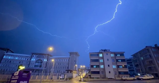 Karabük te sağanak etkili oldu, şimşekler gökyüzünü aydınlattı Karabük Haberleri