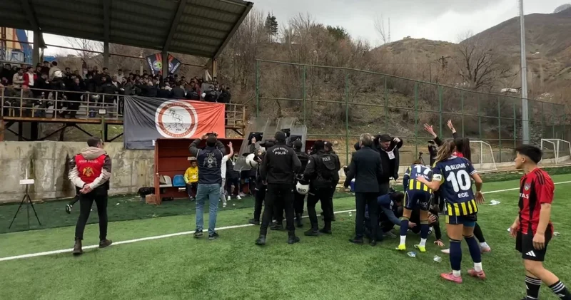 Yüksekova Spor Kulübü Fenerbahçe maçında olay: Hocamıza sert cisim atıldı! Fenerbahçe Haberleri