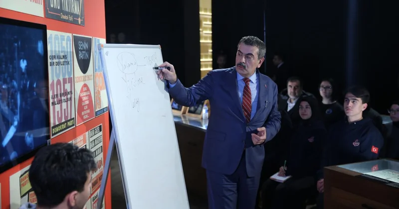 Milli Eğitim Bakanı Tekin lise öğrencilerine ders anlattı