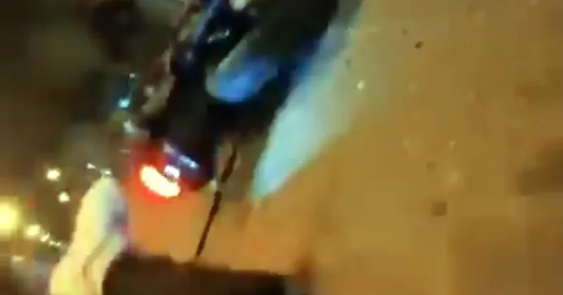 Otomobil ile çarpışan motosikletin sürücüsü yaralandı; kaza kamerada