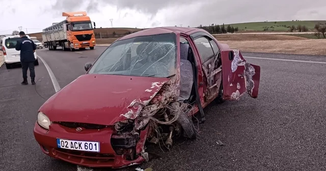 Yolda kayan araç karşı şeride geçerek araçla çarpıştı: 2 yaralı Adıyaman Haberleri