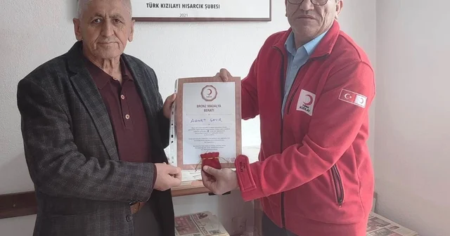 Hisarcık ta 18 kez kan bağışı yapan esnafa bronz madalya Kütahya Haberleri