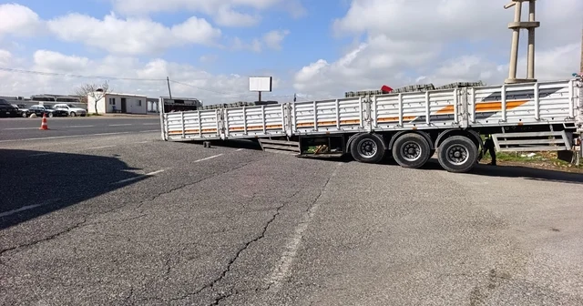 Ayrılan dorse yolu trafiğe kapattı Adıyaman Haberleri