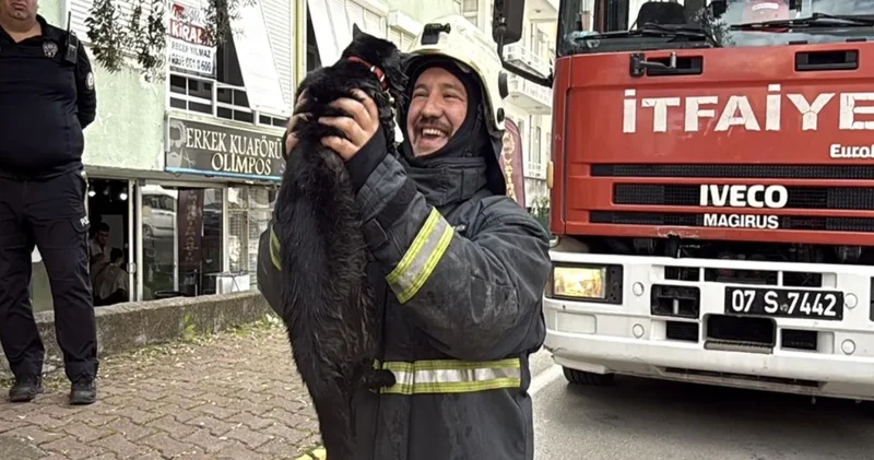 Alevlerin arasından kurtardığı kediyi kalp masajıyla yaşama döndürdü!