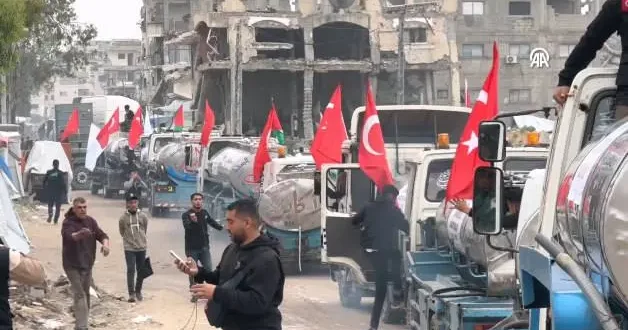 Türkiye 150 tırlık içme suyu projesi ile sahada... Gazze ye böyle girdiler