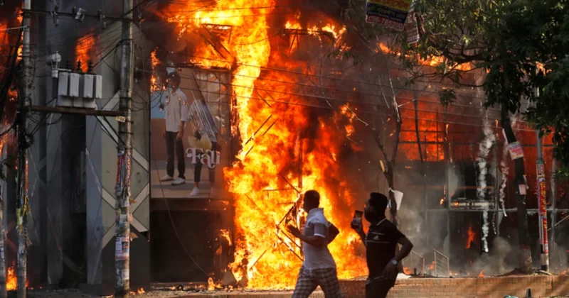 İran daki savaş Asya ya ağır geldi: İnsanlar petrol için birbirlerini öldürüyor Sözcü Gazetesi