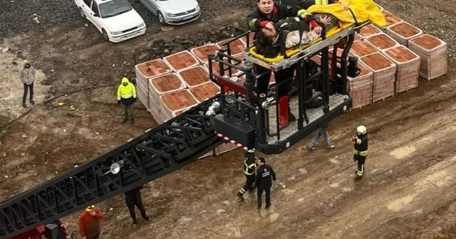 İnşaattan düşen işçi yaralandı; vinçle kurtarma çalışmaları kamerada Samsun Haberleri