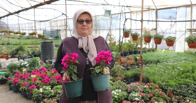 Kadın emeği ile üretilen çiçekler Muğla sokaklarını süslüyor Muğla Haberleri