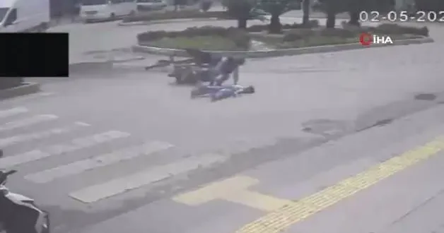 Yaya geçidini kullanan bisiklete motosiklet çarptı: 2 si çocuk 3 yaralı