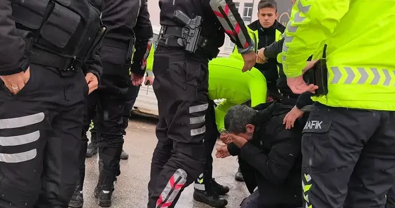 Polise direnen ehliyetsiz motosiklet sürücüsüne biber gazıyla müdahale