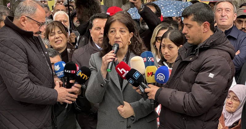 Sırrı Süreyya Önder vefatının birinci yılında kabri başında anıldı Son dakika haberleri