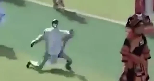 Çin de insansı robot kontrolden çıktı: O anlar kamerada VİDEO İZLE