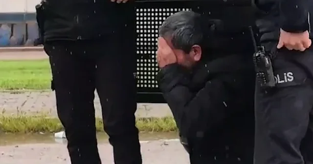Ekiplerin ehliyetsiz sürücüyle imtihanı kamerada: Biber gazını yiyince Gözüm acıyor diyerek dakikalarca yerde yattı VİDEO İZLE