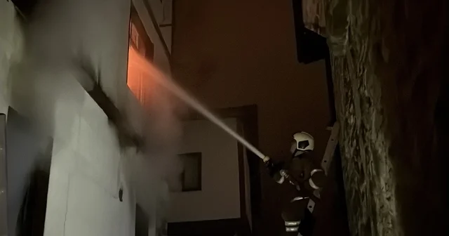 İtfaiye eri, yangında mahsur kalan kediyi kurtarırken yaralandı Karabük Haberleri