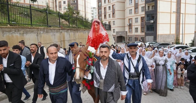 Şırnak ta dünyaevine giren gelin, asırlık gelenekle baba evinden alındı Şırnak Haberleri