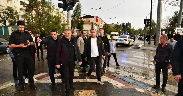 Şanlıurfa da fırtına felaketi: 1 ölü, 40 yaralı Birecik ve Viranşehir ilçelerinde eğitime 1 gün süreyle ara verildi Şanlıurfa Haberleri