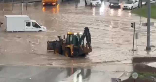Gaziantep te sağanak ve fırtına kabusu: Çatılar uçtu araçlar suda mahsur kaldı VİDEO İZLE