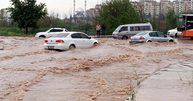 Gaziantep te sağanak ve fırtınada çatılar uçtu, ağaçlar devrildi: 23 yaralı Gaziantep Haberleri