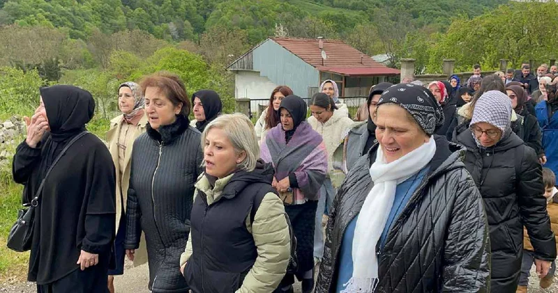 Sakarya da taş ocağı isyanı! Vatandaşlar Hendek teki taş ocağı yeniden açılmasın diye sloganlarla yürüdü