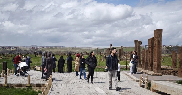 Dünyanın en büyük tarihi İslam mezarlığında ziyaretçi yoğunluğu başladı Bitlis Haberleri