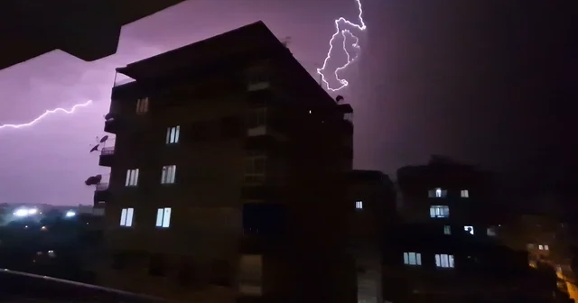 Diyarbakır ve Batman da şimşekler geceyi aydınlattı; yollar suyla doldu Diyarbakır Haberleri
