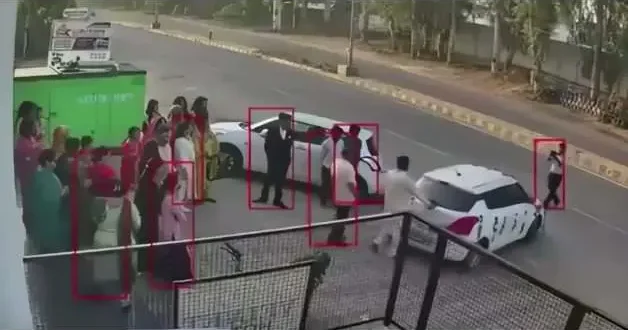 Hindistan da düğün fotoğrafçısının feci ölümü! Metrelerce havaya uçtu