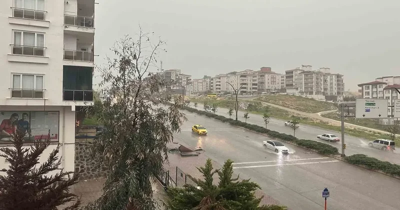 Gaziantep’te sağanak yağış ve dolu hayatı felç etti