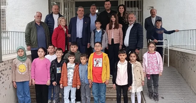 Çermikli iş adamından öğrencilere kırtasiye yardımı Diyarbakır Haberleri