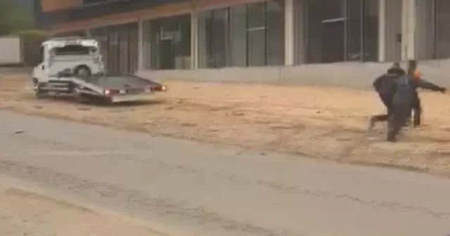 Bursa da çekici sürücüsünden dehşet saçan anlar: Önce aracını sürdü sonra sopayla saldırdı VİDEO İZLE