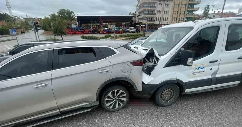 Çorum’da 3 araç çarpıştı: 2 yaralı