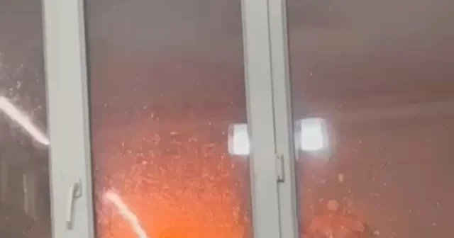 Diyarbakır da 4 katlı binaya yıldırım düştü; o anlar kamerada Diyarbakır Haberleri