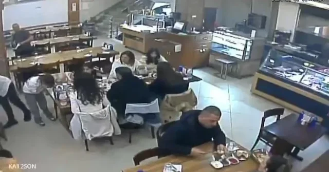 Nefes borusuna yemek kaçan küçük kızı restoran çalışanı kurtardı VİDEO İZLE