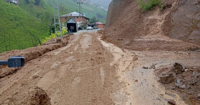 Büyükşehir, heyelanın kapattığı yolları yeniden ulaşıma açtı Trabzon Haberleri
