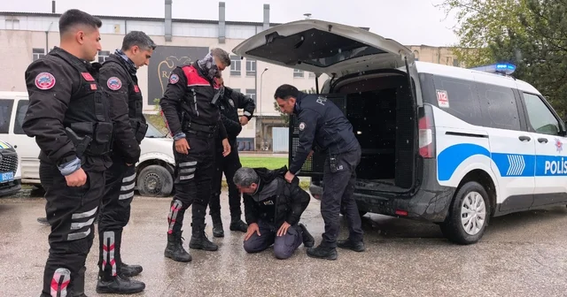Ehliyetsiz sürücü zorluk çıkarınca biber gazı yedi Bursa da polise direnen ehliyetsiz sürücü gözaltına alındı Bursa Haberleri