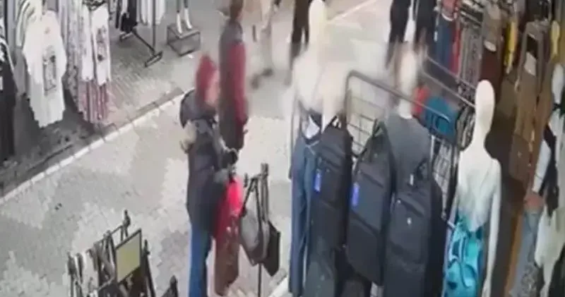 Kadıköy’de mağazanın önündeki çantanın çalındığı anlar kamerada