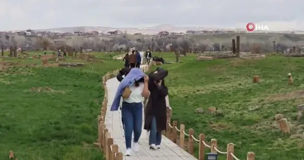Tarihi İslam mezarlığında ziyaretçi akını