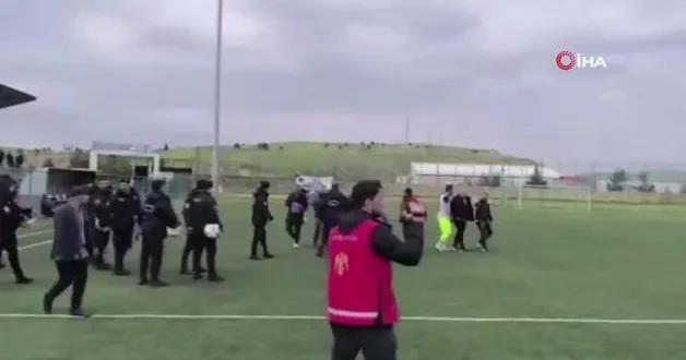 9 gollü maçın ardından saha savaş alanına döndü